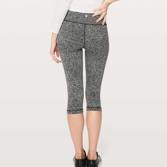 Lululemon Wunder Under High Rise 1/2 Tight in size 2 Luon Crackle Black White - Picture 2 of 6